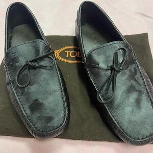 EUC Tod’s black Gommino driving loafers Size 39 8 women’s 6 men’s w/light camo